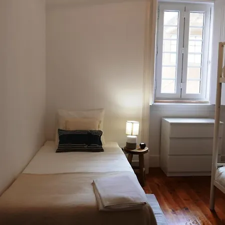 Апартаменты Stunning Near Marques De Pombal Лиссабон